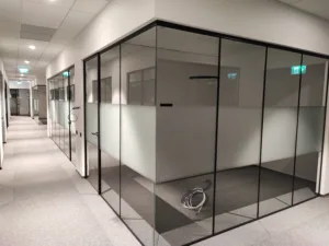 Stikliniu pertvaru apklijavimas, erdves atskirimas su matine plevele privatumui ofise
