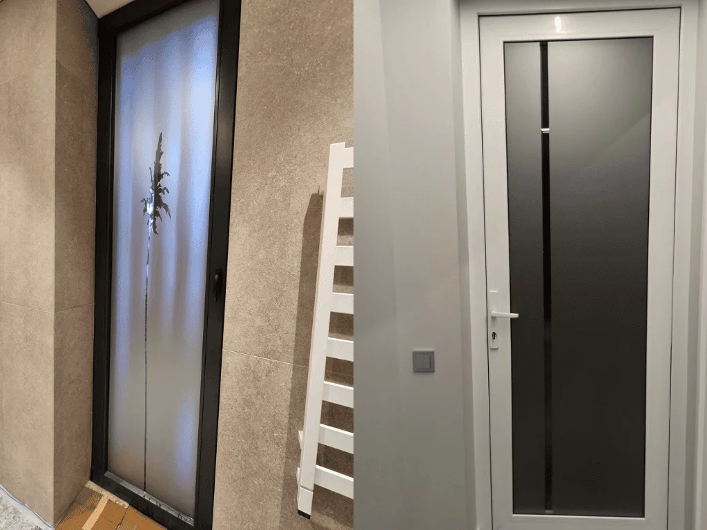 matine plevele ant vonios kambario lango, koridoriaus, durims, baltai pilka matine splava, ispjaustyta smilga ir vertikali minimali linija, plėvelės langams