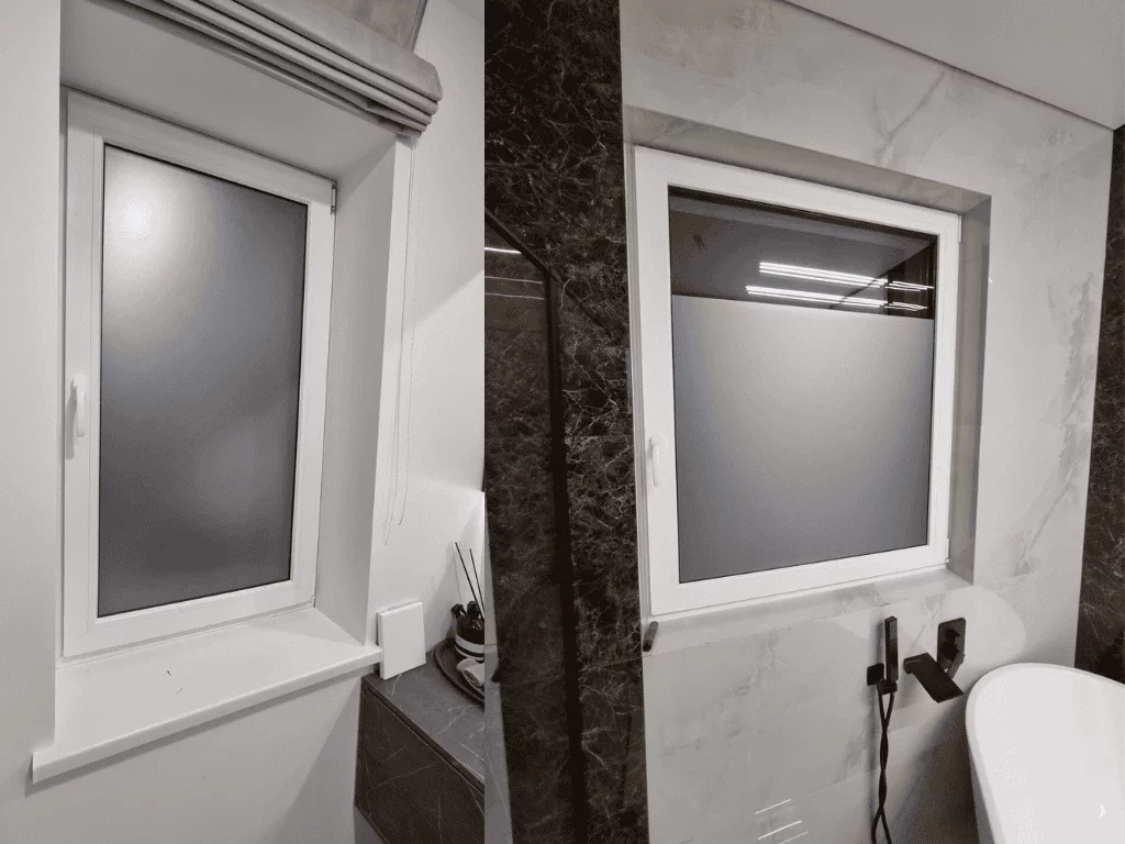 matine plevele ant vonios kambario lango, baltai pilka matine spalva, plėvelės langams