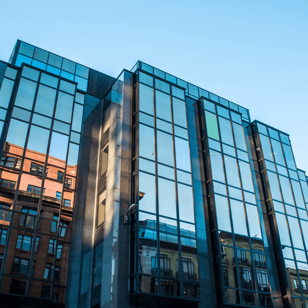 nuotrauka-biuro-pastatas su veidrodine plėvele